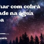 Sonhar com cobra grande na água limpa