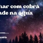Sonhar com cobra grande na água suja