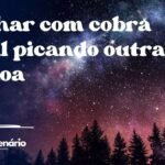 Sonhar com cobra coral picando outra pessoa