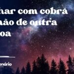 Sonhar com cobra na mão de outra pessoa