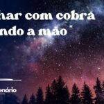 Sonhar com cobra picando a mão
