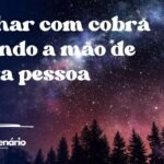 Sonhar com cobra picando a mão de outra pessoa