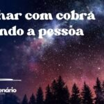 Sonhar com cobra picando a pessoa