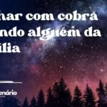Sonhar com cobra picando alguém da família