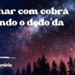 Sonhar com cobra picando o dedo da mão