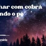 Sonhar com cobra picando o pé