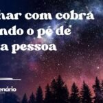 Sonhar com cobra picando o pé de outra pessoa