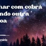 Sonhar com cobra picando outra pessoa