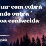 Sonhar com cobra picando outra pessoa conhecida