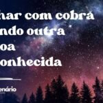 Sonhar com cobra picando outra pessoa desconhecida