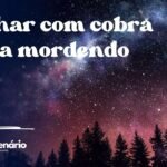 Sonhar com cobra preta mordendo
