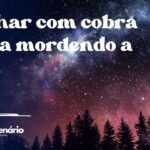 Sonhar com cobra preta mordendo a mão
