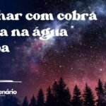 Sonhar com cobra preta na água limpa
