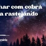 Sonhar com cobra preta rastejando