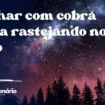 Sonhar com cobra preta rastejando no chão