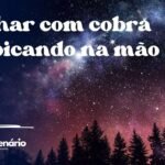 Sonhar com cobra me picando na mão