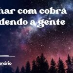Sonhar com cobra mordendo a gente