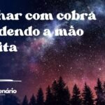 Sonhar com cobra mordendo a mão direita