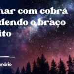 Sonhar com cobra mordendo o braço direito