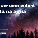 Sonhar com cobra morta na água