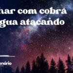 Sonhar com cobra na água atacando
