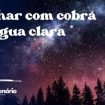 Sonhar com cobra na água clara