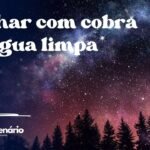 Sonhar com cobra na água limpa