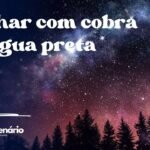 Sonhar com cobra na água preta