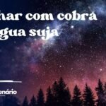 Sonhar com cobra na água suja