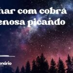 Sonhar com cobra venenosa picando