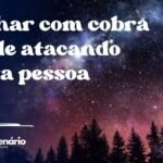 Sonhar com cobra verde atacando outra pessoa