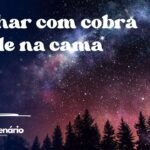 Sonhar com cobra verde na cama
