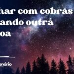 Sonhar com cobras atacando outra pessoa