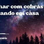 Sonhar com cobras entrando em casa