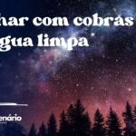 Sonhar com cobras na água limpa