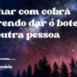 Sonhar com cobra querendo dar o bote em outra pessoa
