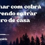Sonhar com cobra querendo entrar dentro de casa