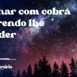 Sonhar com cobra querendo lhe morder