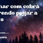 Sonhar com cobra querendo pegar a gente