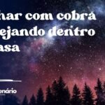 Sonhar com cobra rastejando dentro de casa