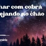 Sonhar com cobra rastejando no chão