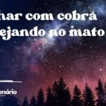 Sonhar com cobra rastejando no mato