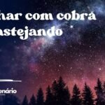 Sonhar com cobra se rastejando