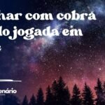 Sonhar com cobra sendo jogada em você
