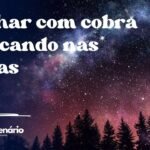 Sonhar com cobra te picando nas costas