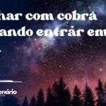 Sonhar com cobra tentando entrar em casa