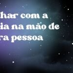Sonhar com a bíblia na mão de outra pessoa