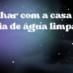 Sonhar com a casa cheia de água limpa