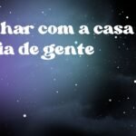 Sonhar com a casa cheia de gente