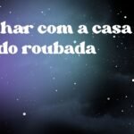 Sonhar com a casa sendo roubada